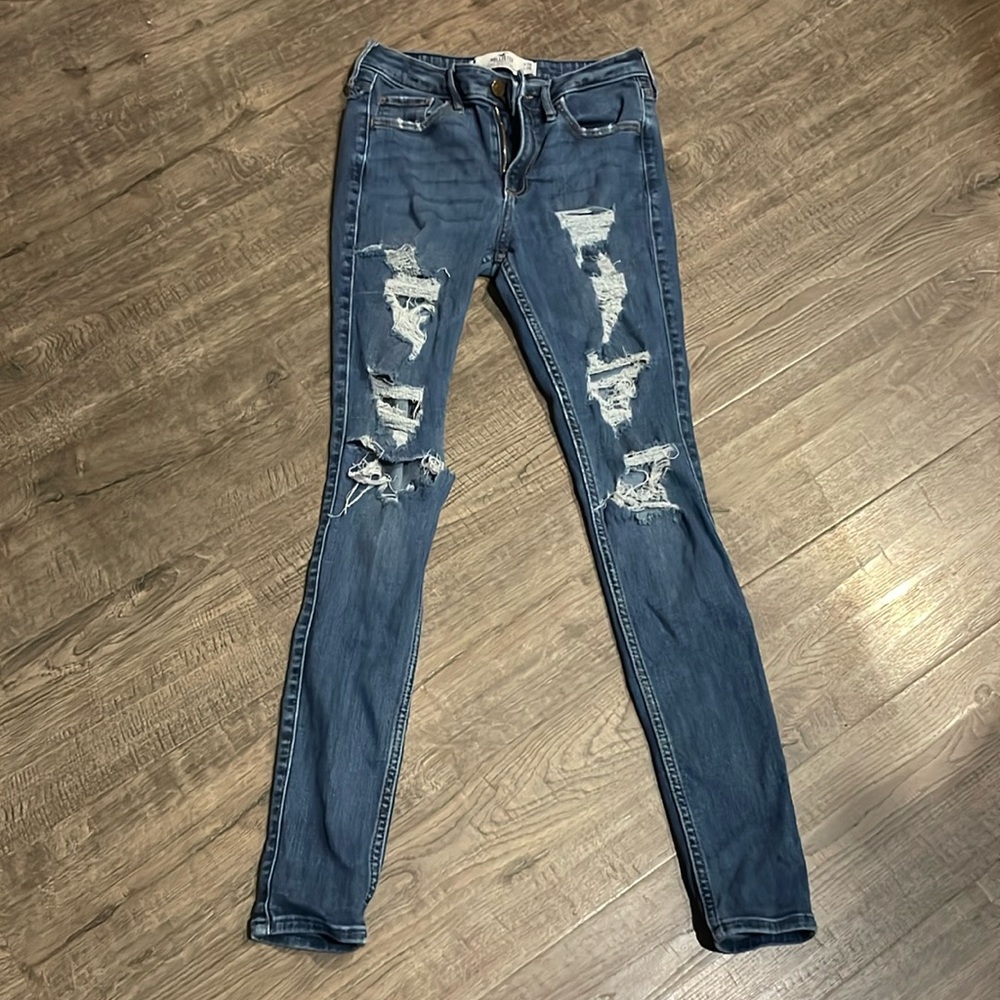 Hollister distressed skinny jeans a